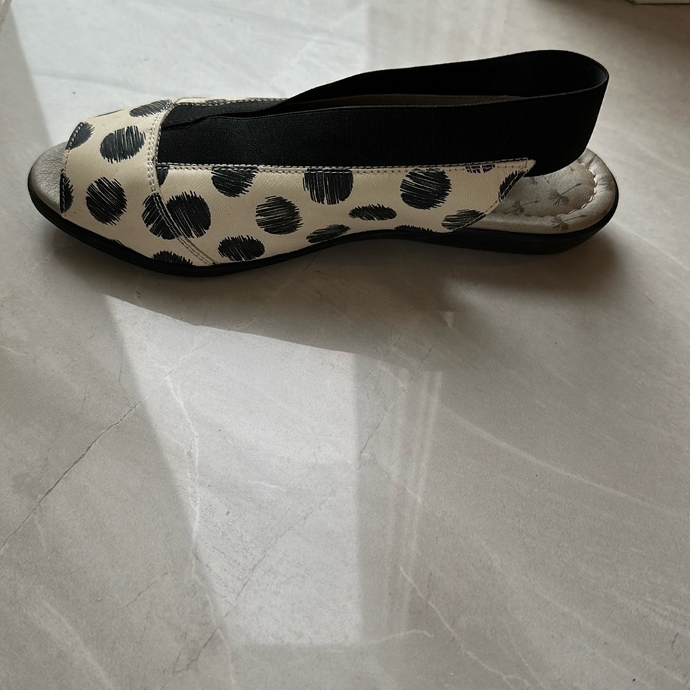 Cloud Footwear : Comfy, Wide feet & bunion friendly with elastic - Picture 3 of 8
